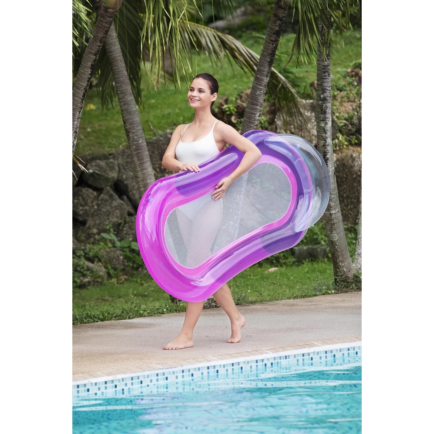 Frau trägt lila Bestway Aqua-Lounge Wasserhängematte am Pool.