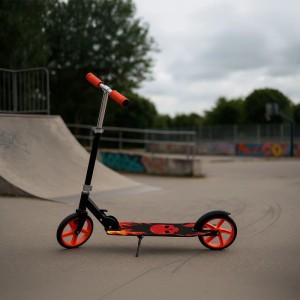 ArtSport Cityroller Fire, schwarz-roter Scooter mit Totenkopf-Design und Big Wheels.