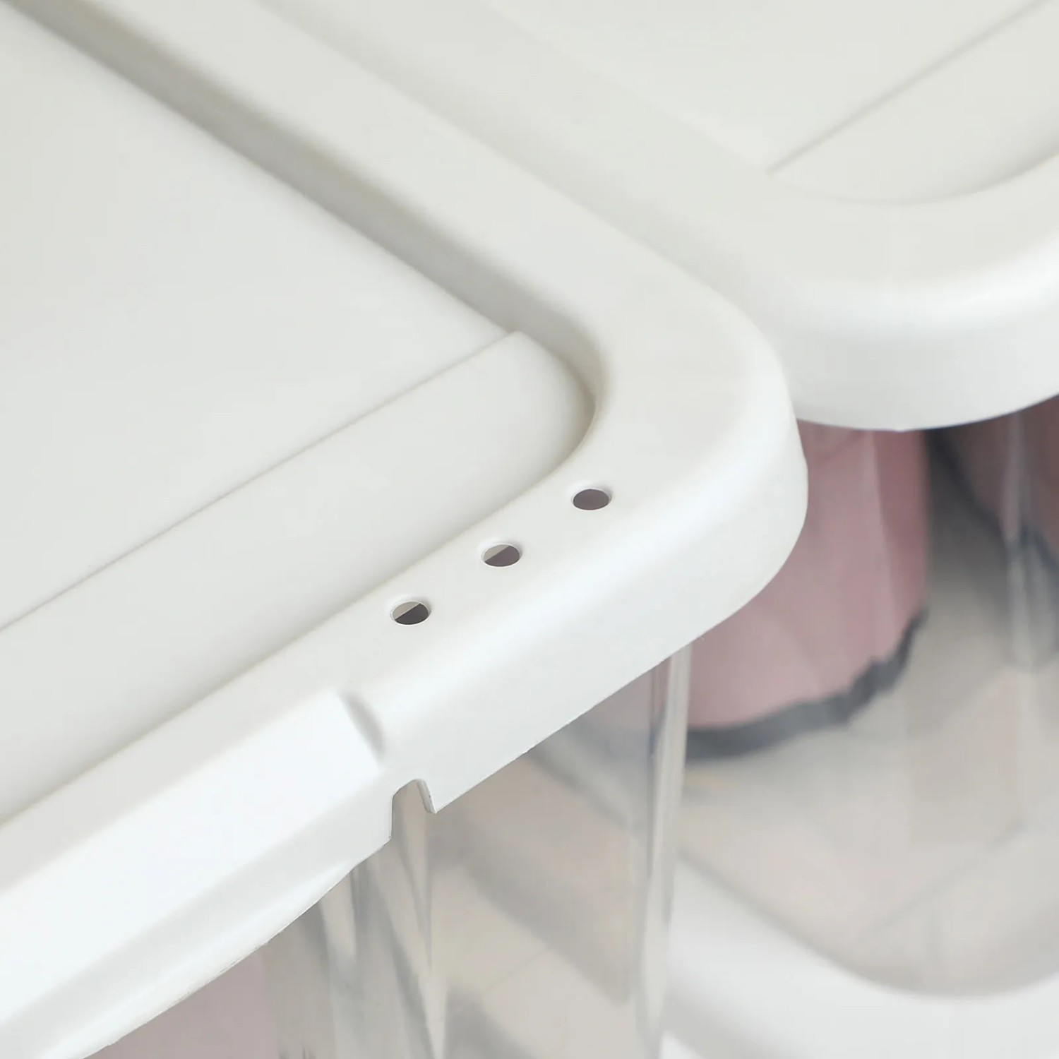 Detailaufnahme: Transparente Songmics Schuhboxen (12er Set) mit weißem Deckel und Belüftungslöchern.