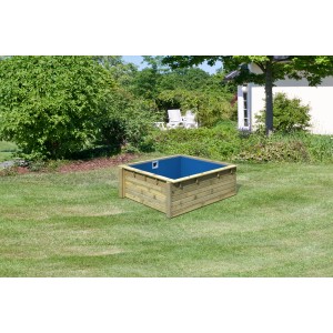 Quadratischer Karibu Holzpool aus kesseldruckimprägniertem Holz mit blauer Innenfolie im Garten.