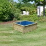 Quadratischer Karibu Holzpool aus kesseldruckimprägniertem Holz mit blauer Innenfolie im Garten.
