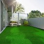 Sonniger Balkon mit Kunstrasen Vita 40mm, der eine grüne Wohlfühloase schafft. Ideal für Balkon und Terrasse.