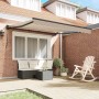 Beige einziehbare Markise 300x250 cm über einer Holzterrasse, bietet Sonnenschutz. Ideal für Garten und Outdoor.