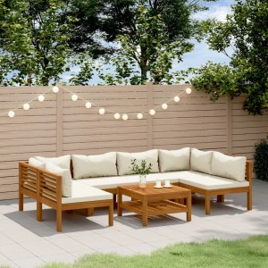 7-teiliges Garten Lounge Set aus Akazienholz mit cremefarbenen Kissen und Tisch.