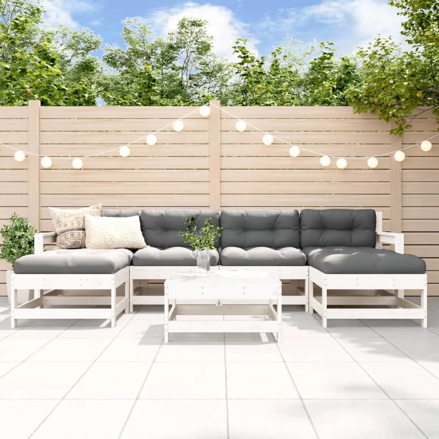 Weißes 7-tlg. Garten-Lounge-Set aus Kiefernholz mit grauen Polstern und Couchtisch. Gartenmöbel für Terrasse und Balkon.