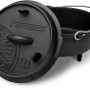 Schwarzer Petromax Dutch Oven FT3 mit Deckel, planem Boden und Henkel. Ideal zum Kochen im Freien.