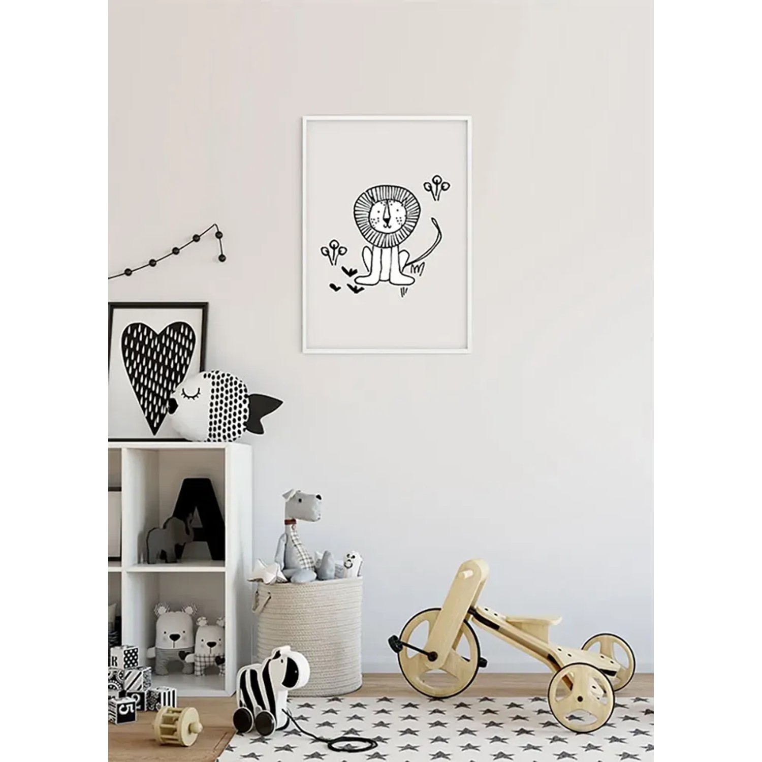Komar Wandbild Scribble Lion, 30x40 cm, im Kinderzimmer mit Spielzeug.