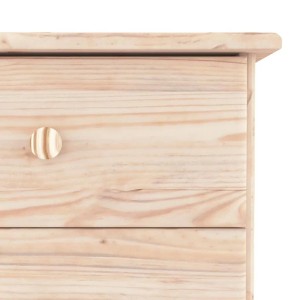 Detailansicht: Helle Kiefer Massivholz Kommode ALTA mit Schubladen und runden Holzknöpfen.