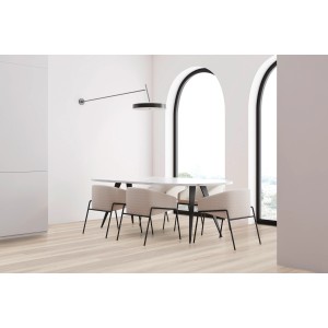 Heller Raum mit Check Click-Vinylboden Comfort Breda in Holzoptik unter Esstisch mit Stühlen.