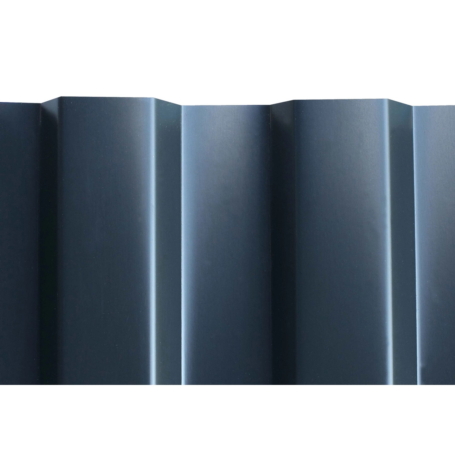 Detailaufnahme der Aluminium-Dachplatten des weißen Skan Holz Carport Emsland.