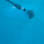 Pool-Handsauger im Einsatz unter Wasser, kabellos mit Akku, Farbe Weiß-Grau.