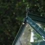 Detailaufnahme des grünen Halls Gewächshauses Icon 6 mit Glasfenstern und dekorativem Giebel.