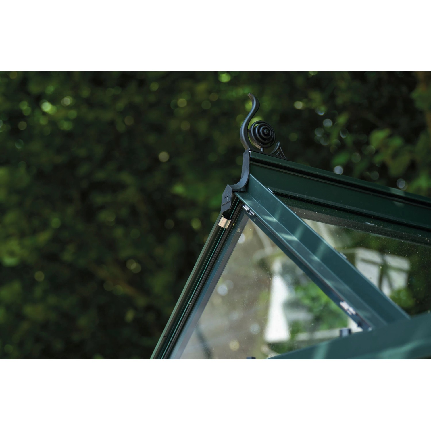 Detailaufnahme des grünen Halls Gewächshauses Icon 6 mit Glasfenstern und dekorativem Giebel.