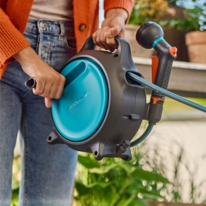 Gardena Schlauchbox Move Mobil 10 m mit Schlauch, Spritze und Anschluss für die Gartenbewässerung.