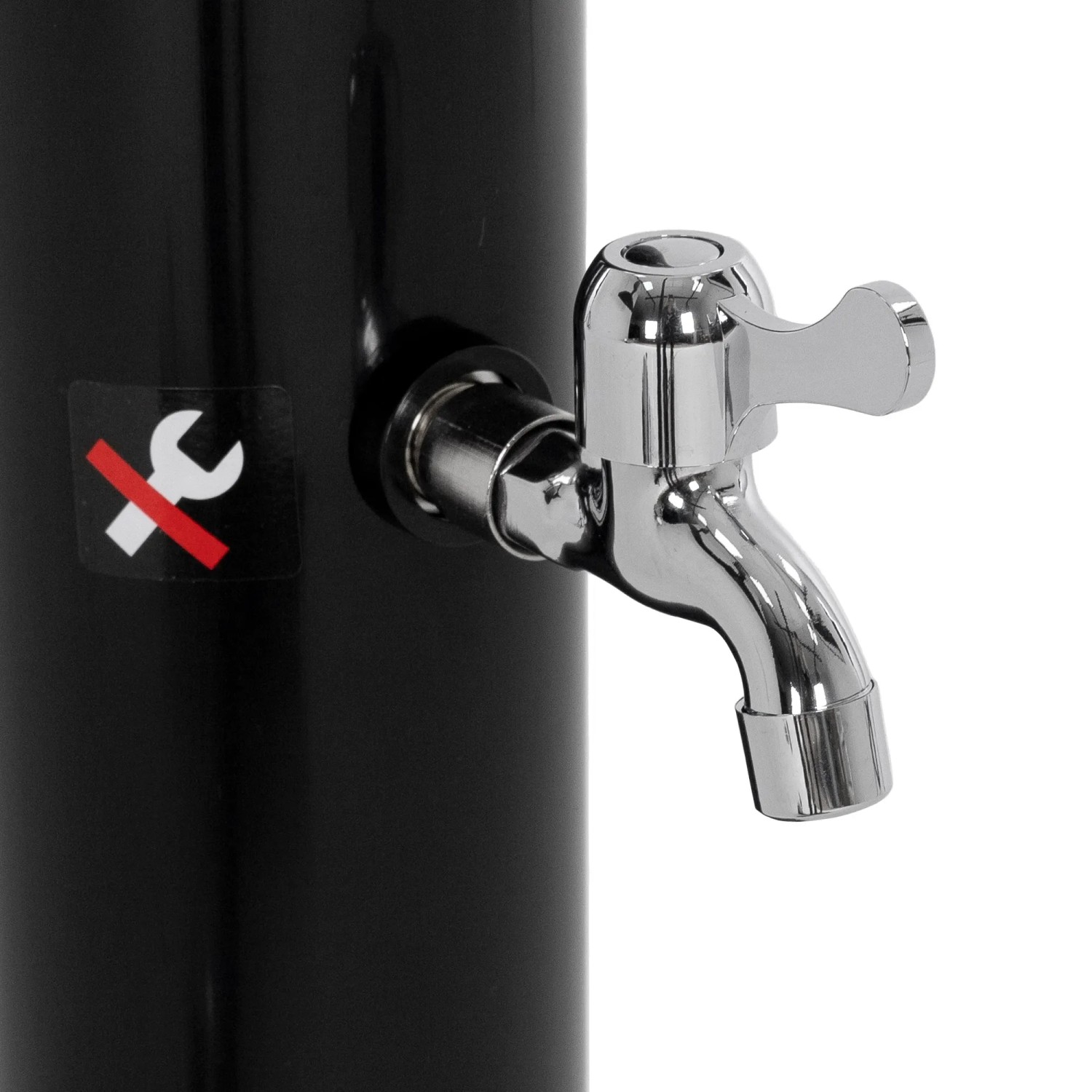 Detailaufnahme: Schwarze ML-Design Solardusche mit verchromtem Wasserhahn und Fußdusche.