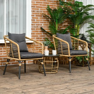 Outsunny Rattan Gartenmöbel-Set: 2 Sessel mit sandfarbenem Geflecht, dunkelgrauen Kissen und Beistelltisch auf Terrasse.
