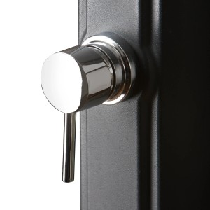 Detailaufnahme: Mischbatterie der Gre Solardusche aus Harz, 25 l, Grau. Outdoor Dusche mit Chrom-Elementen.