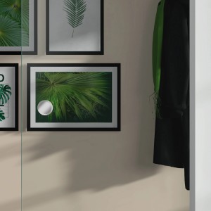 Glasschiebetür ESG Floatglas (2060x940x8 mm) vor Wand mit Bildern und Garderobe.