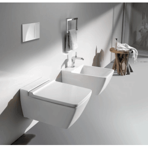 Modernes weißes Geberit Wand-WC Set Xeno mit WC-Sitz und Spülplatte in modernem Bad. Spülrandlos.