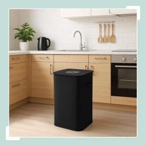 Schwarzer Relaxdays Pfandflaschen Sammelbehälter 100L in moderner Küche. Robuster Mülleimer mit Einwurföffnung.