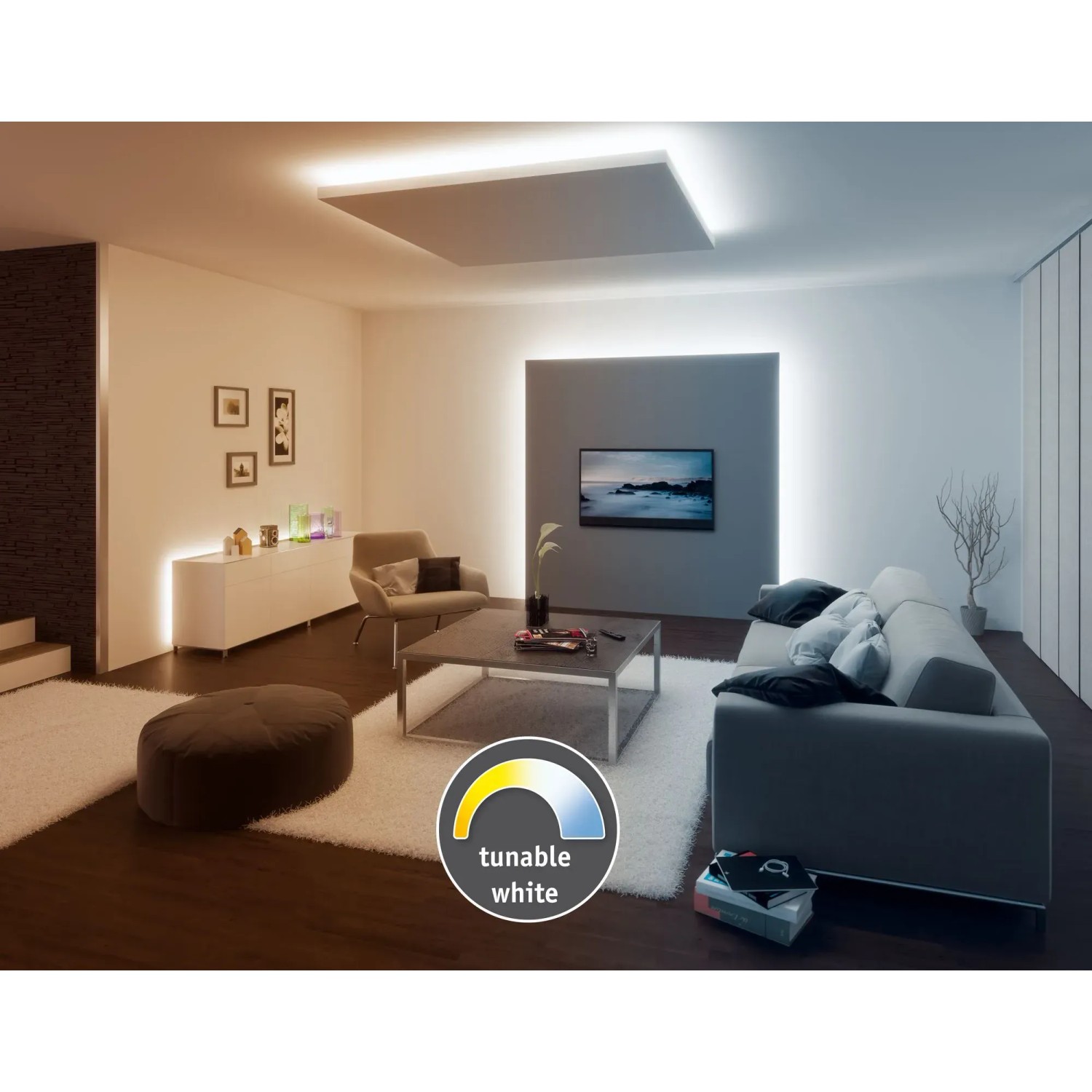 Wohnzimmer mit Paulmann MaxLED 250 LED Strip Tunable Weiß, der Lichteffekte an Decke und Wand erzeugt.