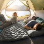 Graue ECD Germany Isomatte (185x62x15 cm) aus Nylon im Campingzelt mit zwei Personen.