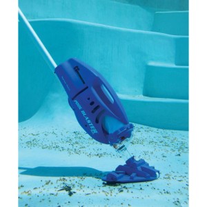 Blauer Pool Blaster Max Li CG Akku Poolsauger im Einsatz unter Wasser.