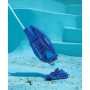 Blauer Pool Blaster Max Li CG Akku Poolsauger im Einsatz unter Wasser.
