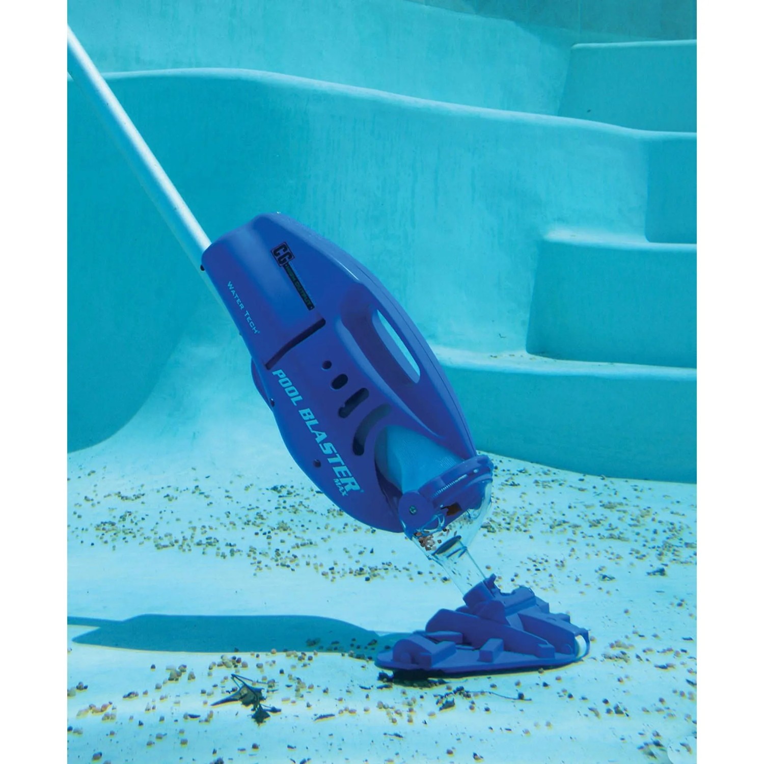 Blauer Pool Blaster Max Li CG Akku Poolsauger im Einsatz unter Wasser.