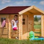 Timbela Kinderspielhaus M501A aus Holz mit Mädchen am Fenster und Spielzeug davor.