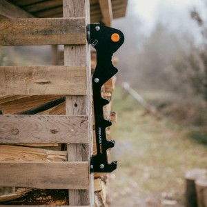 Fiskars Wandhalterung X-Series zum Anzündholzspalten, montiert an Holzwand.