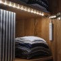 Batteriebetriebener LED-Streifen in Holzschrank, beleuchtet Kleidung. Mit Bewegungsmelder, 1m.