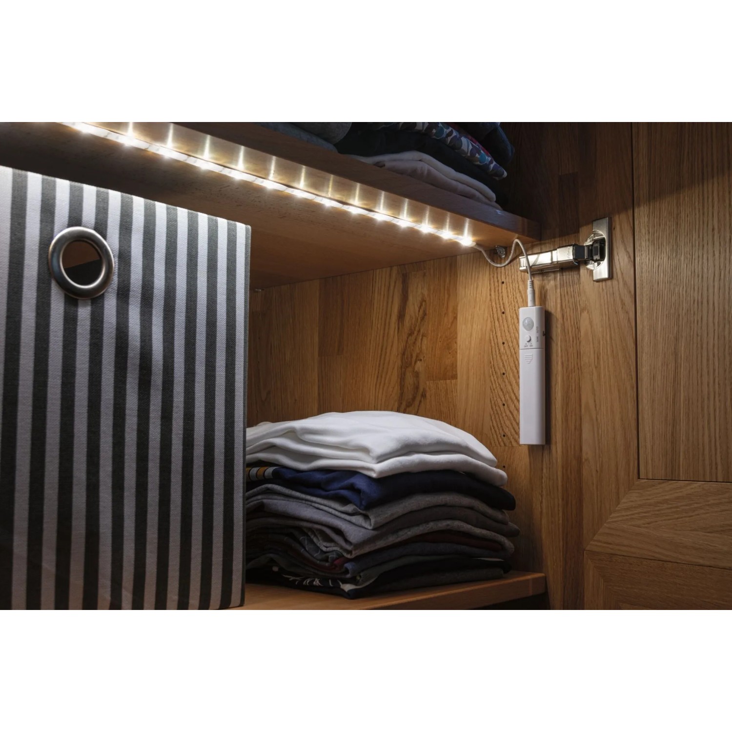 Batteriebetriebener LED-Streifen in Holzschrank, beleuchtet Kleidung. Mit Bewegungsmelder, 1m.