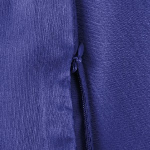 Detailaufnahme: Blauer Arsvita Kissenbezug Alessia (60x60 cm) mit Reißverschluss.