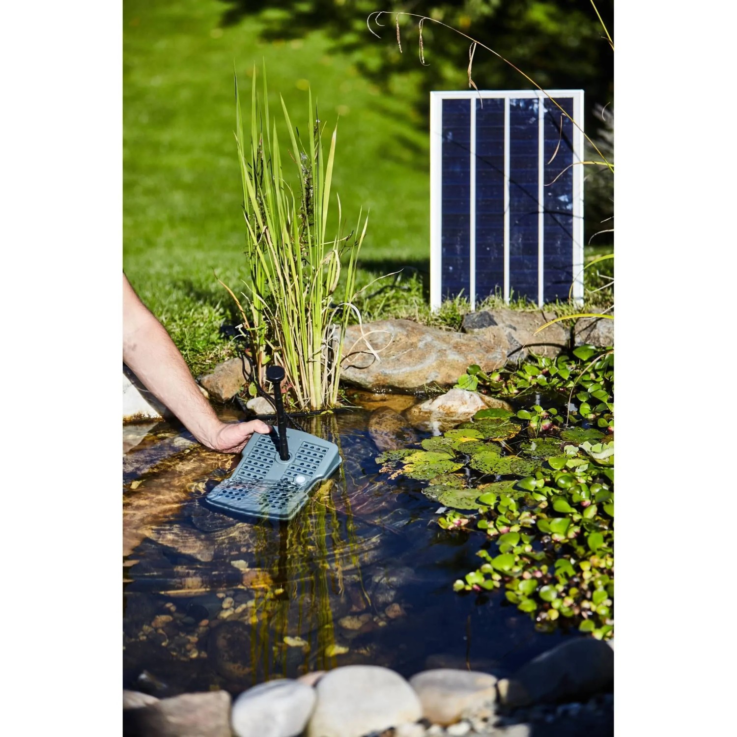 Heissner Solar Teichfilter Set mit Pumpe, UVC-Klärer und Solarpanel im Gartenteich.