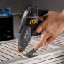 Schwarzes Steinel Heißluftgebläse HM 2020 E (2.000 W) beim Farbentfernen von Holz.