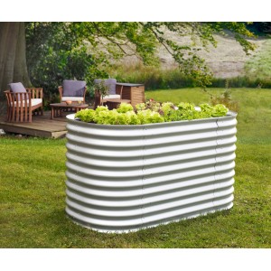 Vitavia Hochbeet Vita 858 aus Zink-Alu im Garten mit Salat bepflanzt.