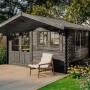 Graues Holz-Gartenhaus Gabriel-34 (428x367 cm) mit Doppeltür und Fenster im Garten.
