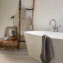Badezimmer mit Egger Hybridboden Aquadura Halifax Eiche Weiß und Badewanne.