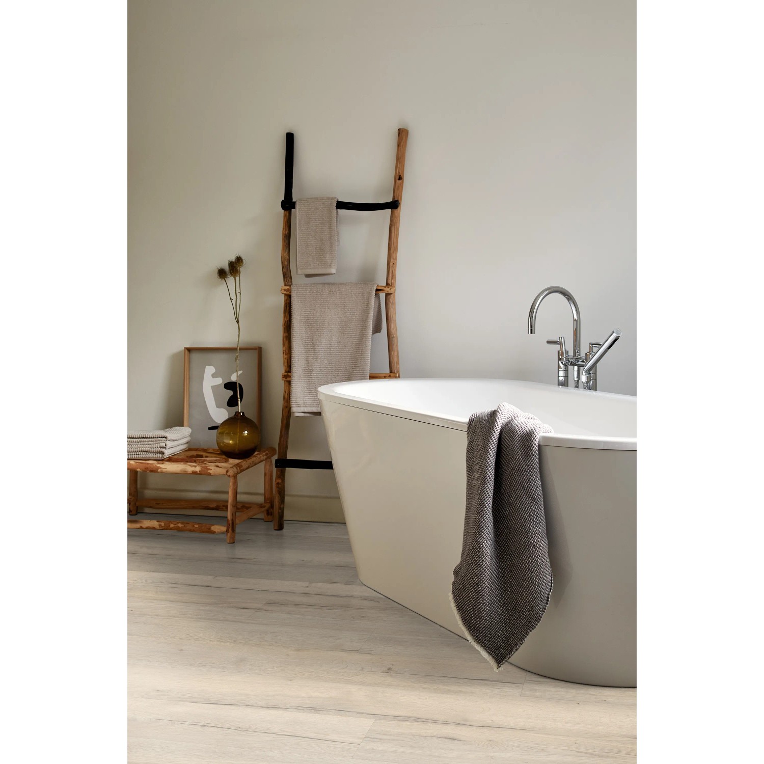 Badezimmer mit Egger Hybridboden Aquadura Halifax Eiche Weiß und Badewanne.