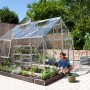 Vitavia Gewächshaus Meridian 1 8300 ESG mit Frau beim Gärtnern im Garten.