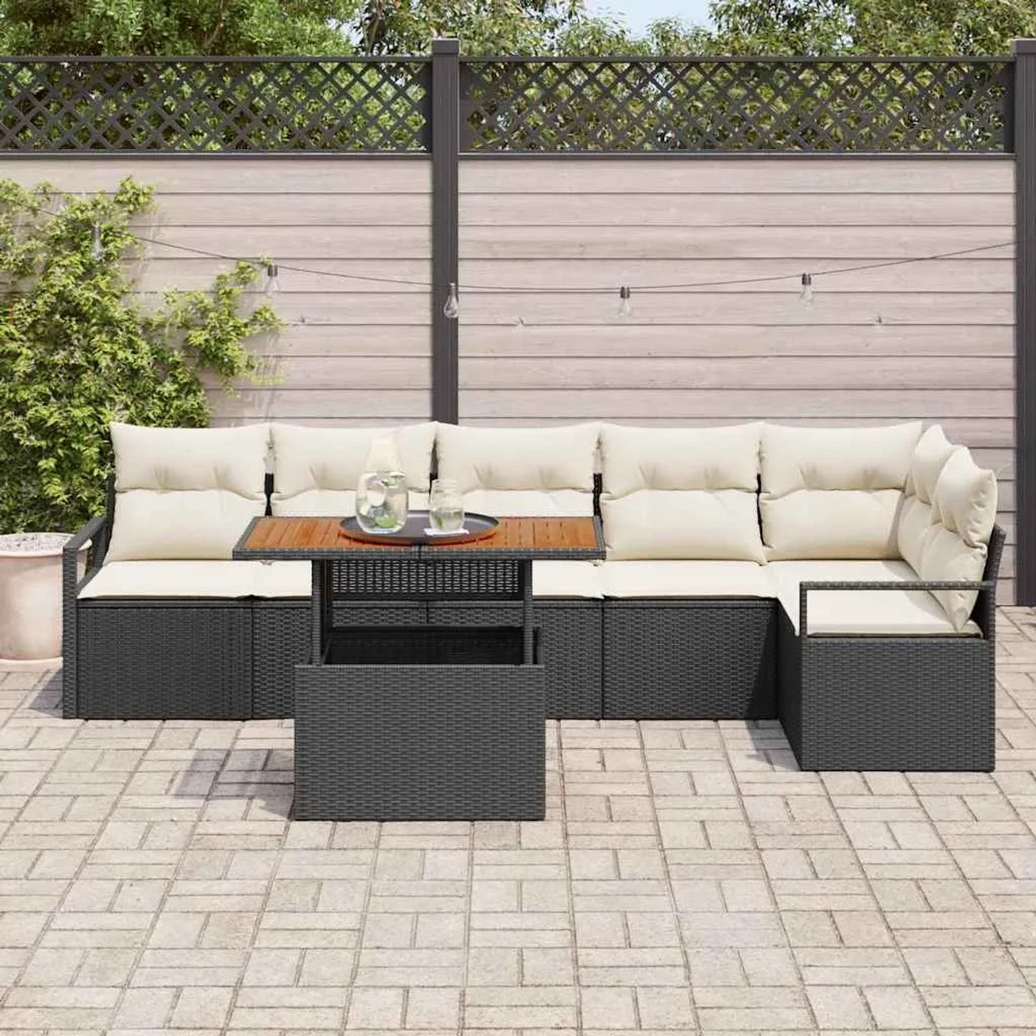 Schwarzes 7-teiliges Gartensofa-Set aus Poly Rattan mit hellen Kissen und Tisch für den Außenbereich.