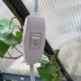 Detailaufnahme des Schalters der Palram Brighton LED Grow Light für Gewächshäuser.