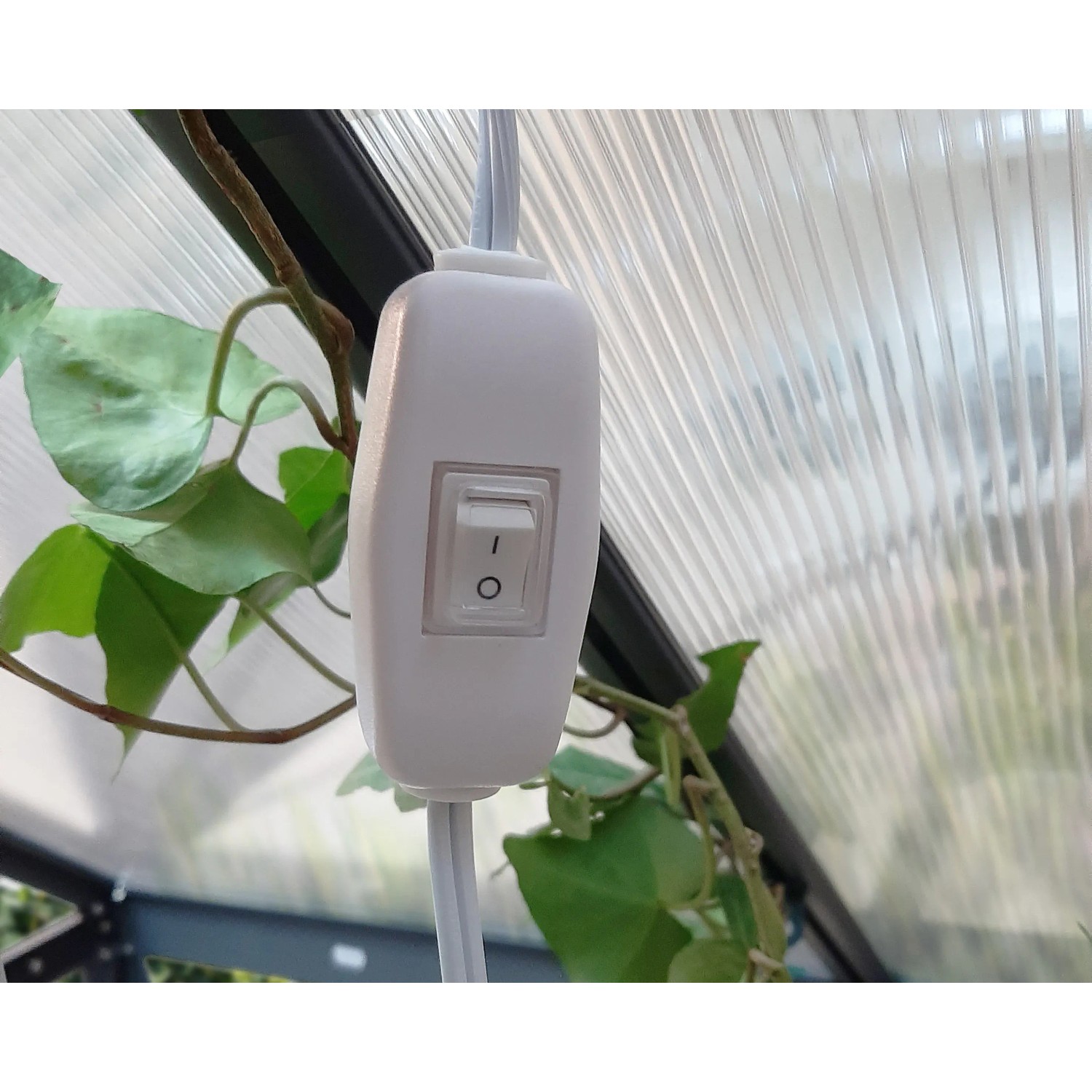 Detailaufnahme des Schalters der Palram Brighton LED Grow Light für Gewächshäuser.
