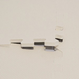 Detailansicht: Beige LittleTom Puzzlematte, 30x30 cm, für Babys und Kinder.