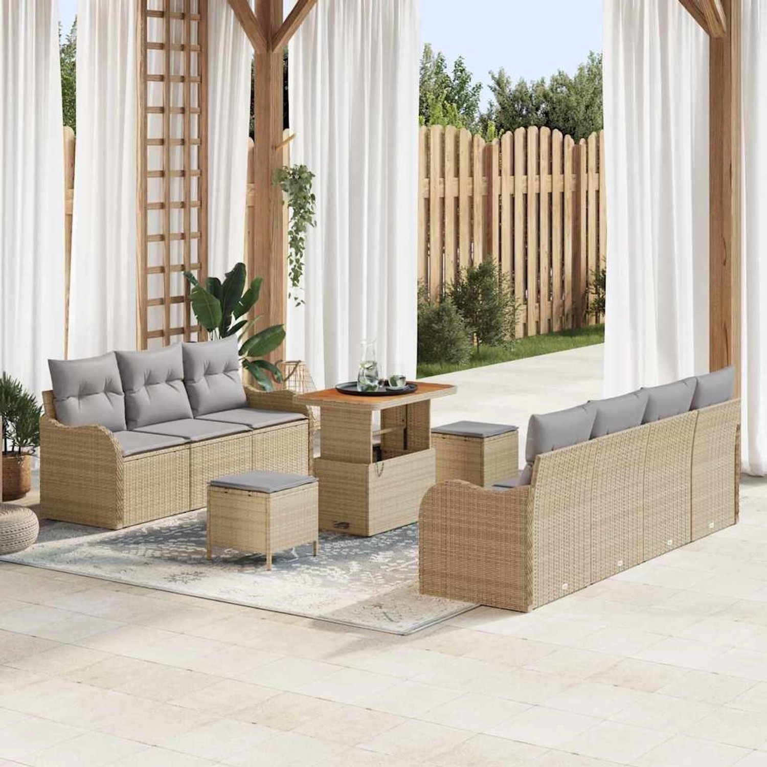 Beiges 10-teiliges Garten-Sofa-Set aus Poly Rattan und Akazie mit hellgrauen Kissen.