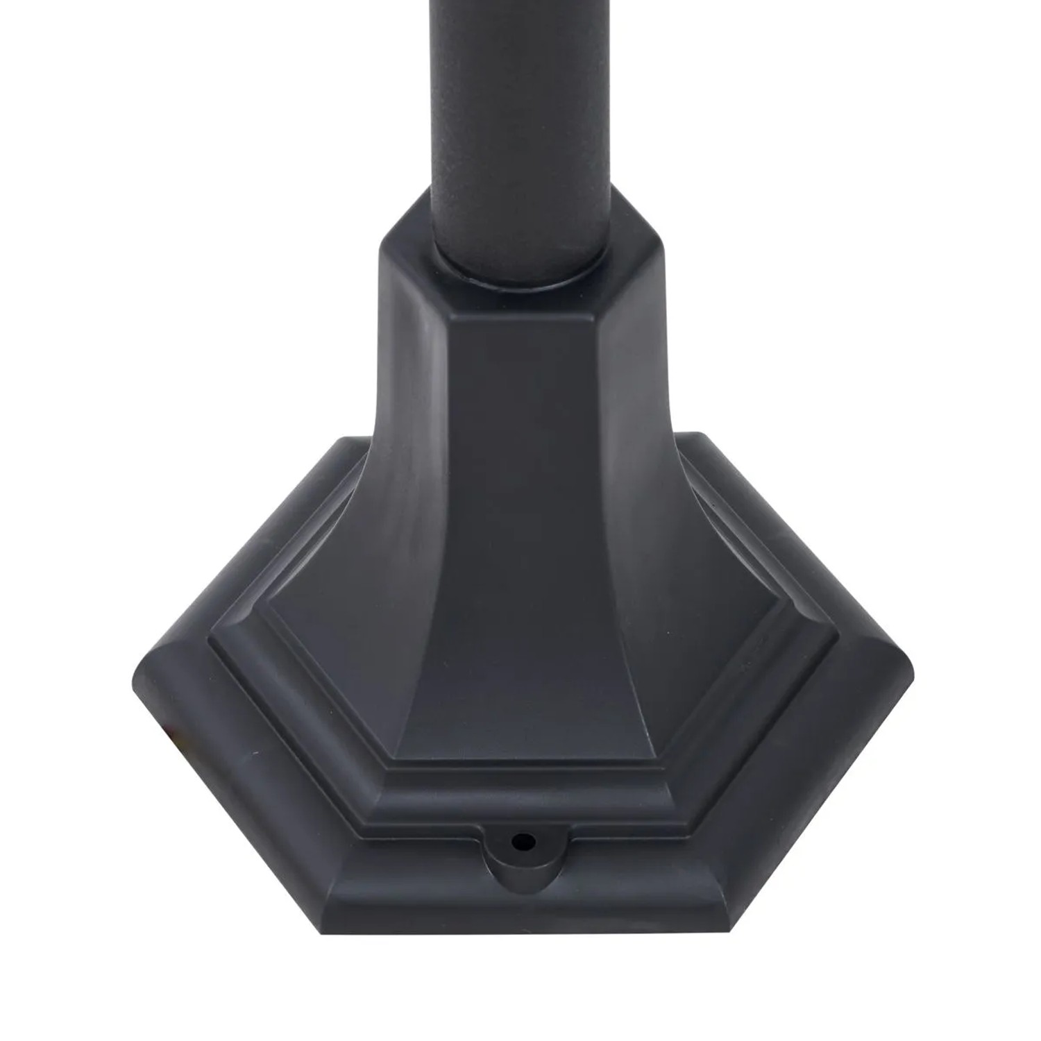 Detailaufnahme: Schwarze, klassische QAZQA Wegeleuchte New Haven, gehämmert, mit dekorativem Sockel.