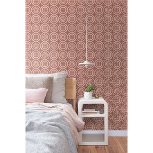 ESTAhome Tapete mit Fliesenmuster in Aubergineviolett im Schlafzimmer.