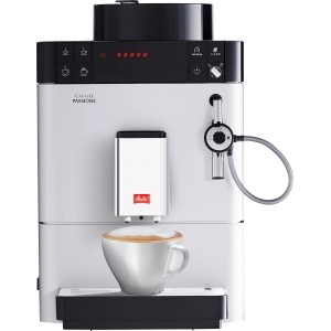Melitta Caffeo Passione Kaffeevollautomat in Silber mit Tasse Kaffee. Schmale Bauweise.