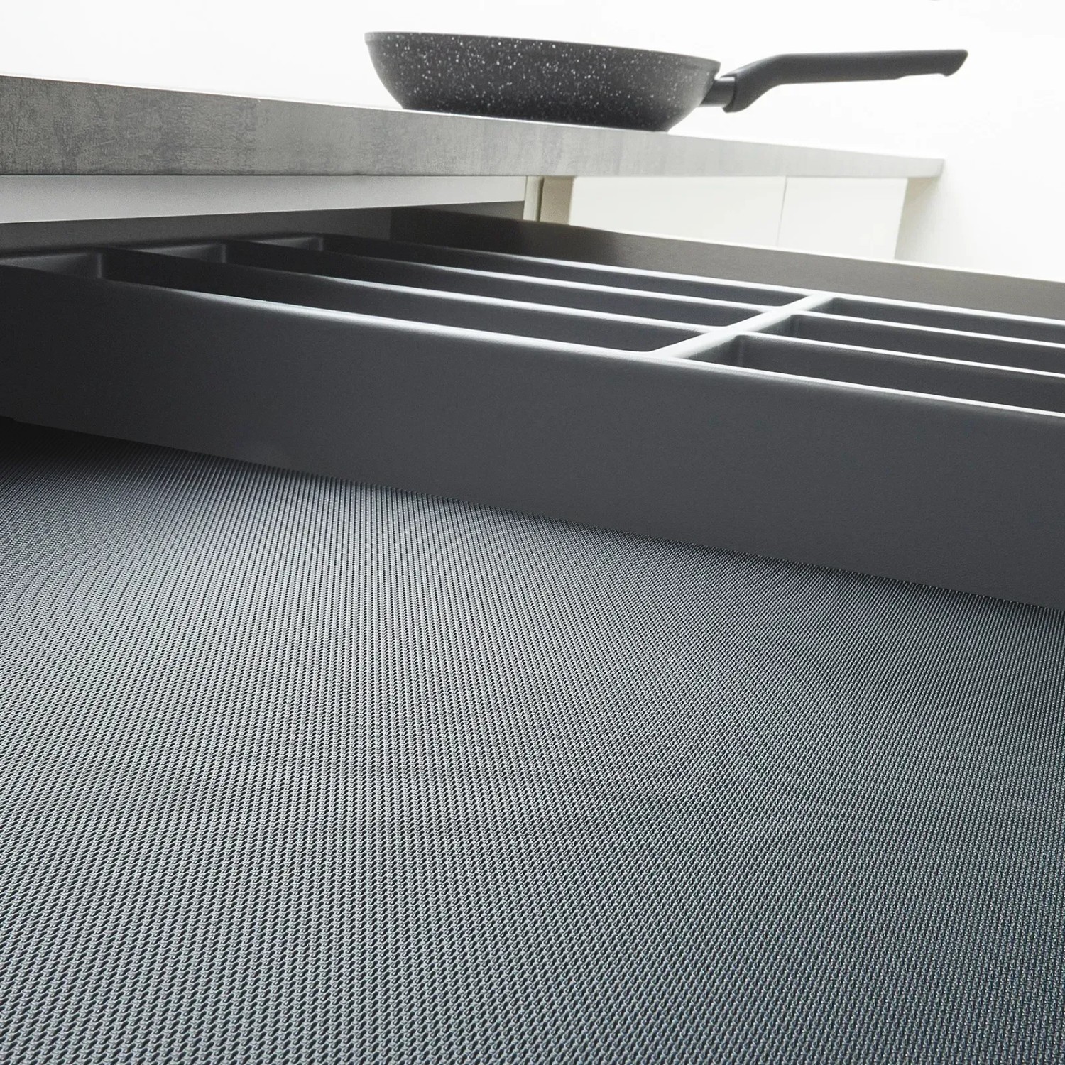 Schiefergraue SOTECH Antirutschmatte ORGA WEAVE in Küchenschublade mit Besteckkasten. Zuschneidbar, 375 mm.